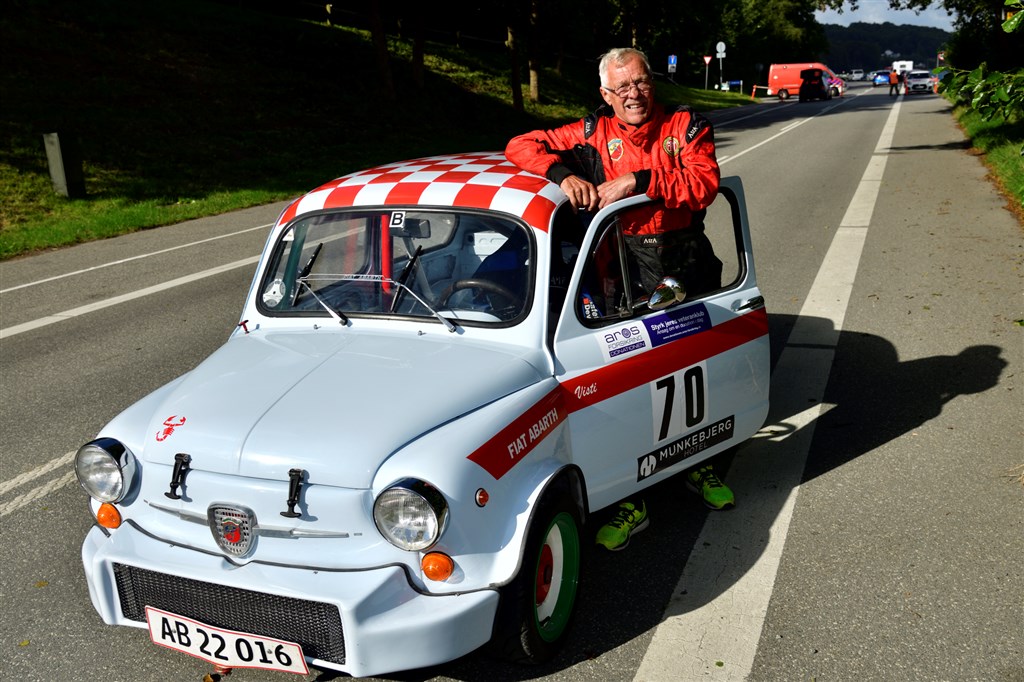 En gang Fiat-fan, altid Fiat-fan. Visti Petersen kørte en gang 850 Spider, nu er det en Fiat Abarth fra 1970, der trækker.
(Foto: Intercom, Michael Eisenberg)